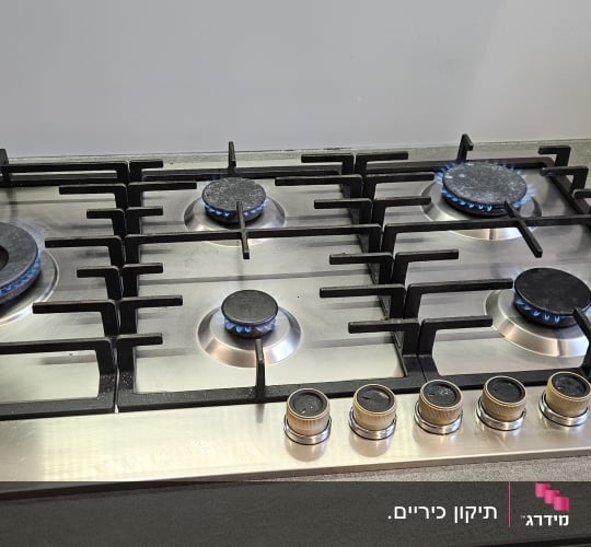 כיריים גז עם חמישה מבערים דולקים